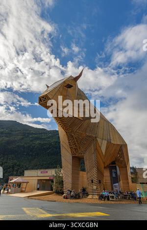 Mollis, Svizzera - agosto 29. 2025: La grande mucca di legno (21 metri di altezza) al Swiss Wrestling and Alpine Festival, che è la più tradizionale Foto Stock