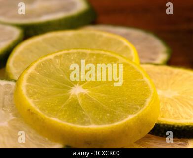 Primo piano di fette di limone su una tavola di legno Foto Stock