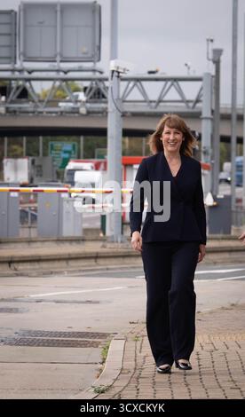 EMBARGO AL 0001 MERCOLEDÌ 15 OTTOBRE Cancelliere dello Scacchiere Rachel Reeves durante una visita al Dartford Crossing, nel Kent, dove ha discusso i piani per il nuovo Lower Thames Crossing con il direttore esecutivo del progetto in vista di un nuovo annuncio sulla pianificazione della riforma. Data foto: Lunedì 13 ottobre 2025. Foto Stock