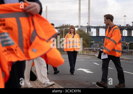 EMBARGO AL 0001 MERCOLEDÌ 15 OTTOBRE Cancelliere dello Scacchiere Rachel Reeves durante una visita al Dartford Crossing, nel Kent, dove ha discusso i piani per il nuovo Lower Thames Crossing con il direttore esecutivo del progetto in vista di un nuovo annuncio sulla pianificazione della riforma. Data foto: Lunedì 13 ottobre 2025. Foto Stock