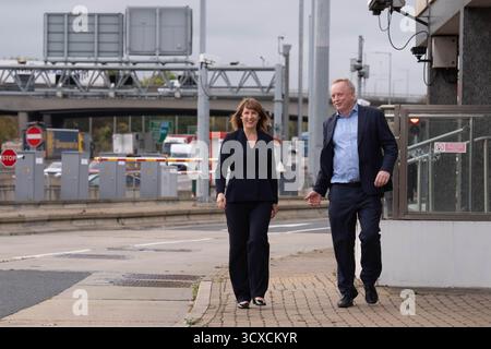 EMBARGO AL 0001 MERCOLEDÌ 15 OTTOBRE Cancelliere dello Scacchiere Rachel Reeves durante una visita al Dartford Crossing, nel Kent, dove ha discusso i piani per il nuovo Lower Thames Crossing con il direttore esecutivo del progetto, Matt Palmer, in vista di un nuovo annuncio sulla pianificazione della riforma. Data foto: Lunedì 13 ottobre 2025. Foto Stock