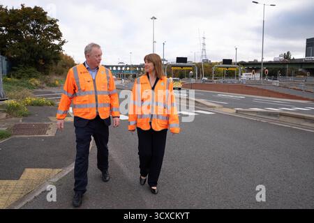 EMBARGO AL 0001 MERCOLEDÌ 15 OTTOBRE Cancelliere dello Scacchiere Rachel Reeves durante una visita al Dartford Crossing, nel Kent, dove ha discusso i piani per il nuovo Lower Thames Crossing con il direttore esecutivo del progetto, Matt Palmer, in vista di un nuovo annuncio sulla pianificazione della riforma. Data foto: Lunedì 13 ottobre 2025. Foto Stock