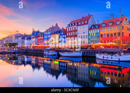 Copenaghen, Danimarca - 11 maggio 2025: Lungomare di Nyhavn, colorate facciate e vecchie navi lungo il canale. Foto Stock