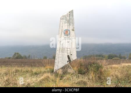 Bosnia-Erzegovina, Sanski Most, Lušci Palanka: Monumento al primo aereo partigiano ('Spomenik Prvom Avionu') Foto Stock