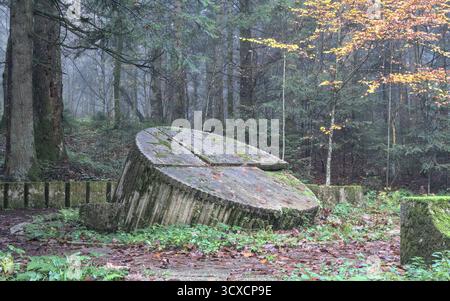 Bosnia ed Erzegovina, Sanski Most, Lušci Palanka: Complesso commemorativo Korčanica - Monumento alla Rivoluzione o Monumento alla Bosanska Krajina parti Foto Stock