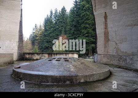 Bosnia ed Erzegovina, Sanski Most, Lušci Palanka: Complesso commemorativo Korčanica - Monumento alla Rivoluzione o Monumento alla Bosanska Krajina parti Foto Stock