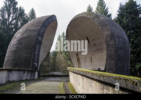 Bosnia ed Erzegovina, Sanski Most, Lušci Palanka: Complesso commemorativo Korčanica - Monumento alla Rivoluzione o Monumento alla Bosanska Krajina parti Foto Stock