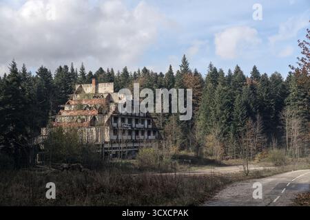 Bosnia ed Erzegovina, Sanski Most, Lušci Palanka: Complesso commemorativo Korčanica - Monumento alla Rivoluzione o Monumento alla Bosanska Krajina parti Foto Stock