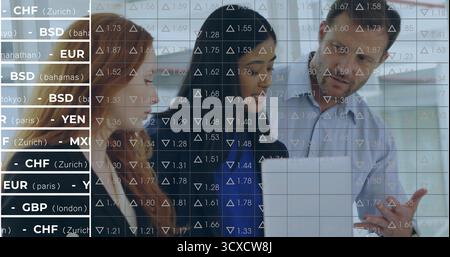 Tre colleghi in abbigliamento aziendale che analizzano i dati in ufficio, con appunti e sovrapposizione di valuta Foto Stock