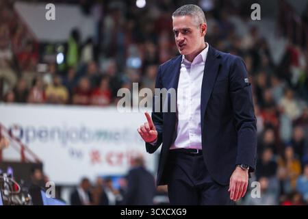 Ioannis Kastritis Capo allenatore della pallacanestro Varese gesti Openjobmetis durante la LBA Lega Basket Una partita di regular season 2025/26 tra pallacanestro Varese Openjobmetis e EA7 Emporio Armani Milano all'Itelyum Arena di Varese. Punteggio finale pallacanestro Varese Openjobmetis 61 | 94 EA7 Emporio Armani Milano Foto Stock