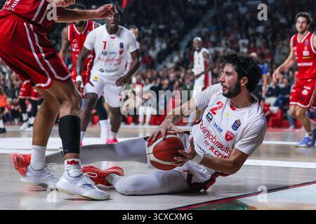 Davide Alviti #2 della pallacanestro Varese Openjobmetis visto in azione durante LBA Lega Basket Una partita di regular season 2025/26 tra pallacanestro Varese Openjobmetis e EA7 Emporio Armani Milano all'Itelyum Arena di Varese. Punteggio finale pallacanestro Varese Openjobmetis 61 | 94 EA7 Emporio Armani Milano Foto Stock