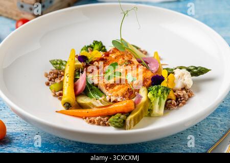 Filetto di salmone scottato servito con cereali e verdure di stagione Foto Stock