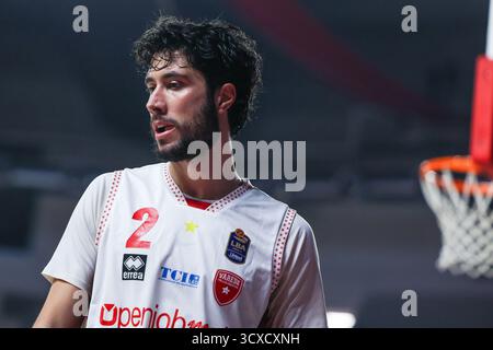 Davide Alviti #2 della pallacanestro Varese Openjobmetis guarda durante l'LBA Lega Basket Una partita di regular season 2025/26 tra pallacanestro Varese Openjobmetis e EA7 Emporio Armani Milano all'Itelyum Arena di Varese. Punteggio finale pallacanestro Varese Openjobmetis 61 | 94 EA7 Emporio Armani Milano Foto Stock