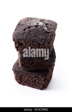 Pila di brownie al cioccolato fatti in casa isolati su sfondo bianco Foto Stock