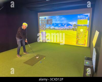 Uomo che usa il simulatore di golf Trackman, Avonhead, Christchurch (Ōtautahi), Canterbury, nuova Zelanda Foto Stock