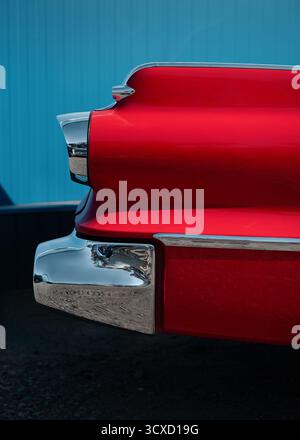Coda di una classica auto americana. Vista laterale della parte posteriore della berlina rossa degli anni '1960 con alette di coda. Foto Stock