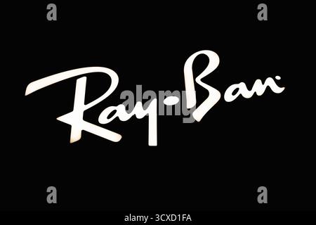 Logo ray Ban su sfondo nero. Londra, Regno Unito, 4 luglio 2023 Foto Stock