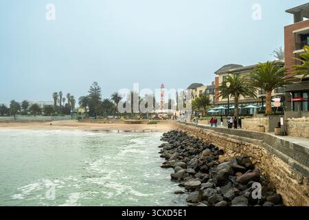 Il famoso faro di Swakopmund e il molo Jetty sulla costa atlantica della Namibia con una vista panoramica sullo storico punto di riferimento della città sul mare. Foto Stock