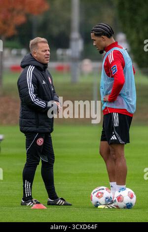 13.10.2025, Fussball: 2. Bundesliga, Saison 2025/2026, öffentliches Training, fortuna Düsseldorf auf dem Trainingsgelände an der Merkur Spiel-Arena di Düsseldorf. Markus Anfang (fortuna Duesseldorf, Cheftrainer) im Gespraech mit Kenneth Schmidt (fortuna Duesseldorf, #04). Foto: Kirchner-Media/TH Foto Stock