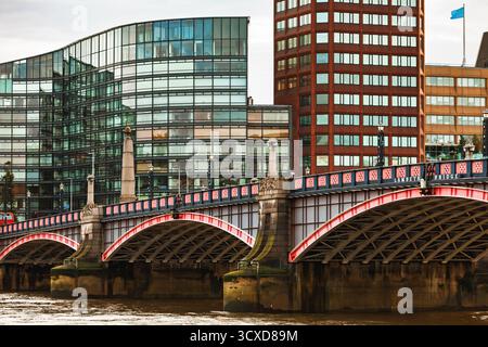 Vista architettonica del Lambeth Bridge che attraversa il Tamigi a Londra, Regno Unito, con moderni edifici in vetro e skyline urbano nel Foto Stock