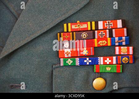 Antiche insegne militari tedesche su una vecchia uniforme da soldato dell'esercito Foto Stock