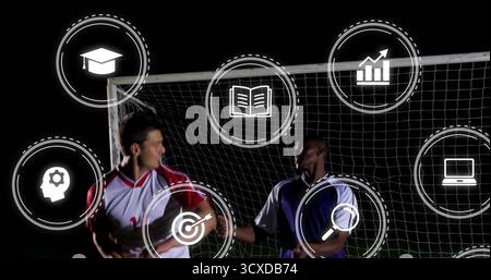 Stringere la mano a due giocatori di calcio davanti alla rete porta sotto le luci, con icone di analisi dell'apprendimento Foto Stock
