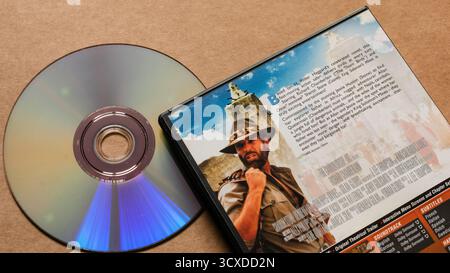 Disco DVD "King Solomon's Mines" con copertina con descrizione del film, isolato su sfondo bianco chiaro Foto Stock