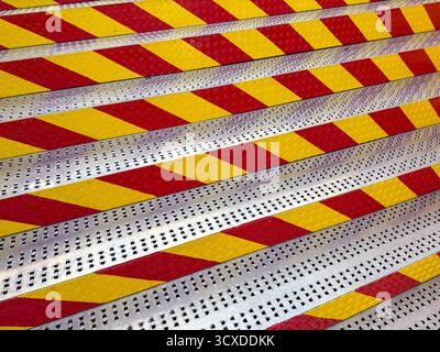 Scale in metallo per esterni con contrassegni di sicurezza gialli e rossi, esterno scala industriale Foto Stock