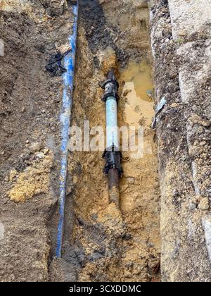 Tubo dell'acqua riparato in strada dopo un intervento di manutenzione dell'impianto idraulico Foto Stock