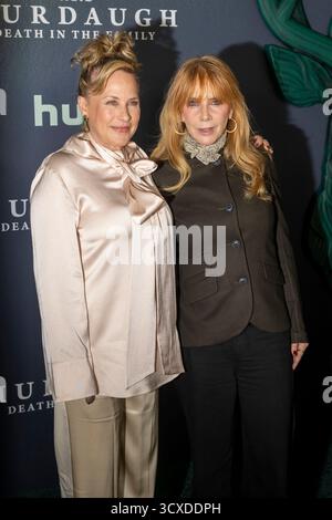 New York, New York, Stati Uniti. 13 ottobre 2025. (NOVITÀ) Hulu's "Murdaugh: Death in the Family" New York Premiere. 13 ottobre 2025, New York, New York, USA: (L-R) Patricia Arquette e Rosanna Arquette assistono alla prima di Hulu "Murdaugh: Death in the Family" a New York al 7 di Hudson Square il 13 ottobre 2025 a New York. (Credito: M10s/TheNews2) (foto: M10s/Thenews2/Zumapress) (immagine di credito: © Ron Adar/TheNEWS2 via ZUMA Press Wire) SOLO PER USO EDITORIALE! Non per USO commerciale! Foto Stock