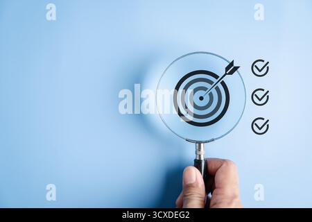 Definizione degli obiettivi di pianificazione con target e checklist, obiettivi aziendali, sviluppo della strategia, gestione delle attività, monitoraggio delle prestazioni, e successo aziendale Foto Stock