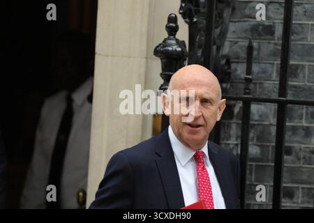 Londra, Regno Unito. 14 ottobre 2025. John Healey deputato, Segretario di Stato per la difesa se ne va dopo la riunione del Gabinetto. Crediti: Uwe Deffner/Alamy Live News Foto Stock
