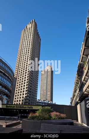 Architettura brutalista Shakespeare Tower e LauderdaleTower edifici residenziali Barbican Estate City of London EC1 Inghilterra KATHY DEWITT Foto Stock