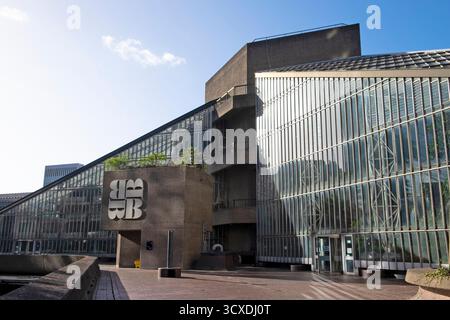 Vista esterna dell'edificio con serra sulla Barbican Estate, nella City di Londra, Inghilterra, Regno Unito, KATHY DEWITT Foto Stock