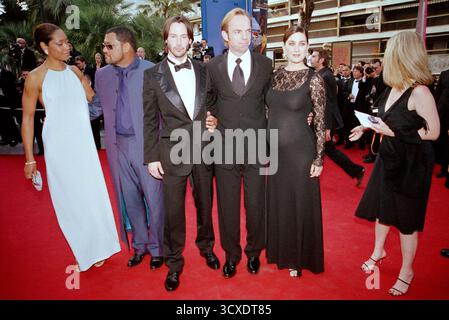 Laurence Fishburne con la moglie Nona Gaye, Hugo Weaving, Keanu Reeves e Carrie Anne Moss alla premiere Matrix Reloaded al Festival di Cannes 2003. Cannes, Francia, 15 maggio 2003. Foto Stock