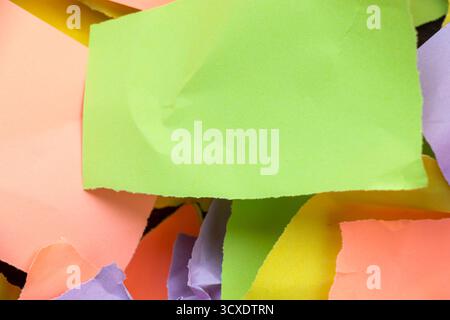 Carta da parati e sfondo realizzati con pezzi di carta strappati e colorati Foto Stock