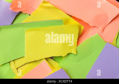 Carta da parati e sfondo realizzati con pezzi di carta strappati e colorati Foto Stock
