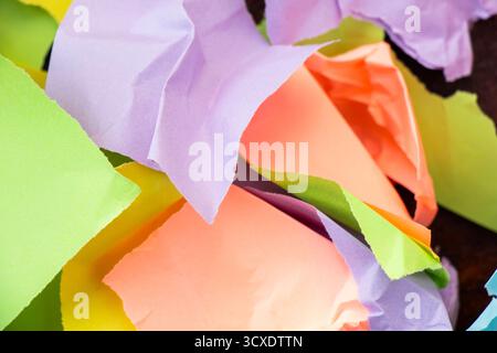 Carta da parati e sfondo realizzati con pezzi di carta strappati e colorati Foto Stock