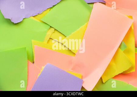 Carta da parati e sfondo realizzati con pezzi di carta strappati e colorati Foto Stock