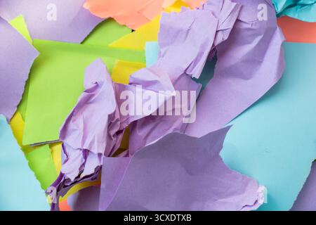 Carta da parati e sfondo realizzati con pezzi di carta strappati e colorati Foto Stock