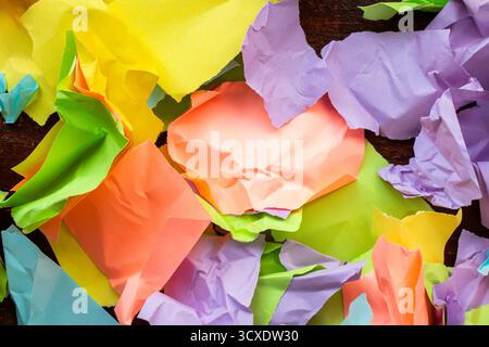 Carta da parati e sfondo realizzati con pezzi di carta strappati e colorati Foto Stock