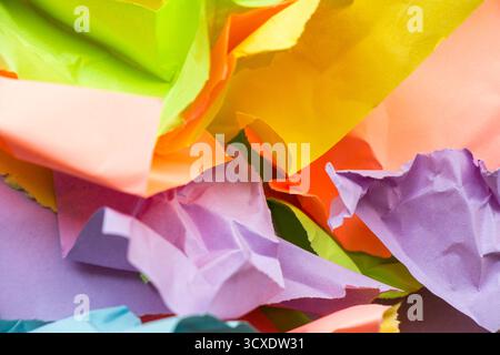 Carta da parati e sfondo realizzati con pezzi di carta strappati e colorati Foto Stock