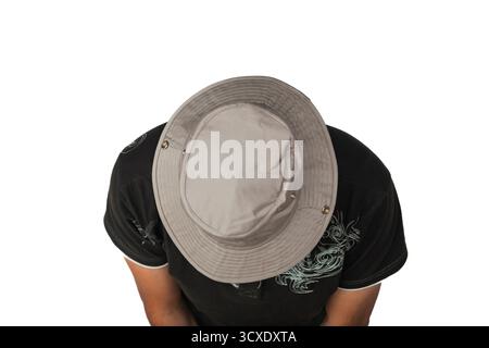 cappello a secchiello per safari, pesca, bush, vista dall'alto, giovane uomo che indossa un cappello a secchiello per rinfrescarsi antivento in estate, isolato su sfondo bianco Foto Stock