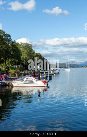 Barche sul lago Windermere presso Lakeside Station, Lakeside, Ulverston, Inghilterra Foto Stock
