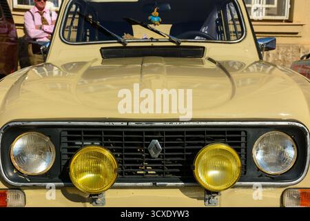 uzhgorod, ucraina - 31 ottobre 2021: vista frontale di una renault 4 beige oldtimer. primo piano all'aperto in una giornata di sole Foto Stock