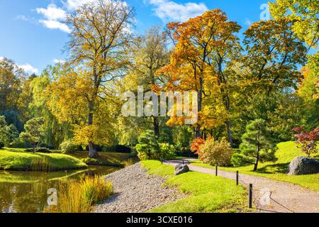 Paesaggio autunnale nel parco Kadriorg. Tallinn, Estonia Foto Stock