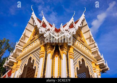 Tetto ornato di un tempio buddista tradizionale thailandese a Bangkok, Thailandia Foto Stock