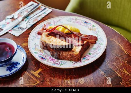 Colazione all'americana tradizionale con uova, pancetta e pane tostato Foto Stock