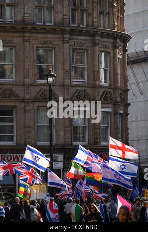 La contromanifestazione pro-Israele contro una marcia pro-Palestina, Strand, Londra, Regno Unito. 11 ottobre 2025 Foto Stock