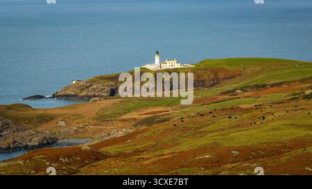 Vista aerea del faro di Killantringan sulla costa di Dumfries e Galloway, Scozia, affacciato sul Mare d'Irlanda. Foto Stock